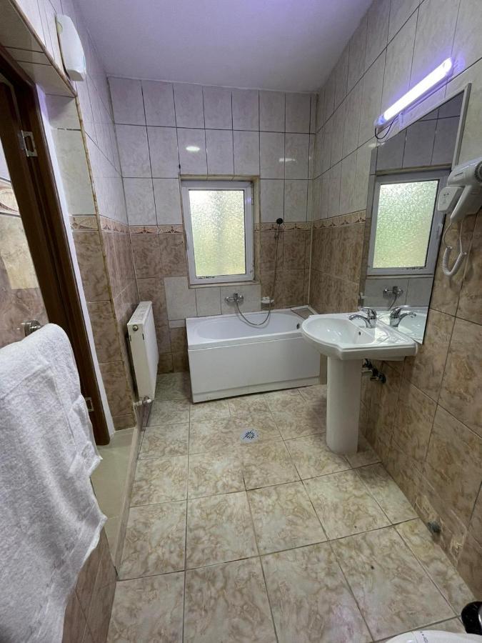 בוקרשט Hostel Tripoli Palace מראה חיצוני תמונה